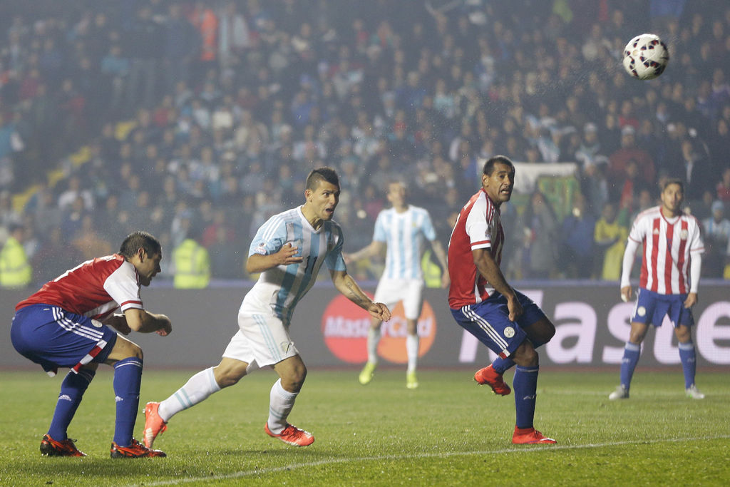 5-1. Fue en el minuto 80 cuando Sergio Agüero puso el 5-1 al cabecear un centro en medio de la defensa rival, ante la impotencia de Villar.
