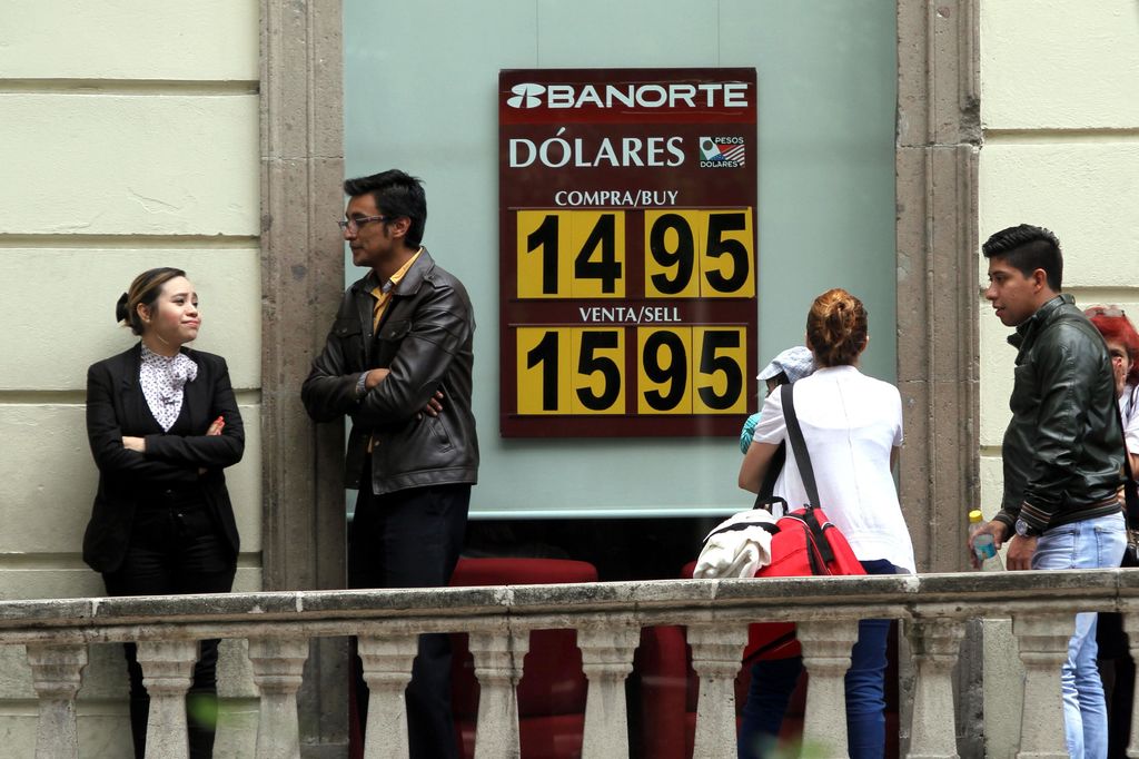 Aspecto de la cotización del dólar ante el peso en algunas casas de Bolsa y bancos de la ciudad de México, este miércoles. (EL UNIVERSAL)