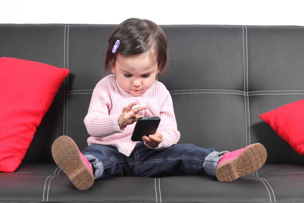 El uso infantil de los smartphones pasó de 8.0 a 40 por ciento en los últimos dos años, mientras que 63 por ciento de los niños mexicanos entre cuatro y ocho años de edad manejan dichos dispositivos sin ningún problema. (ARCHIVO)