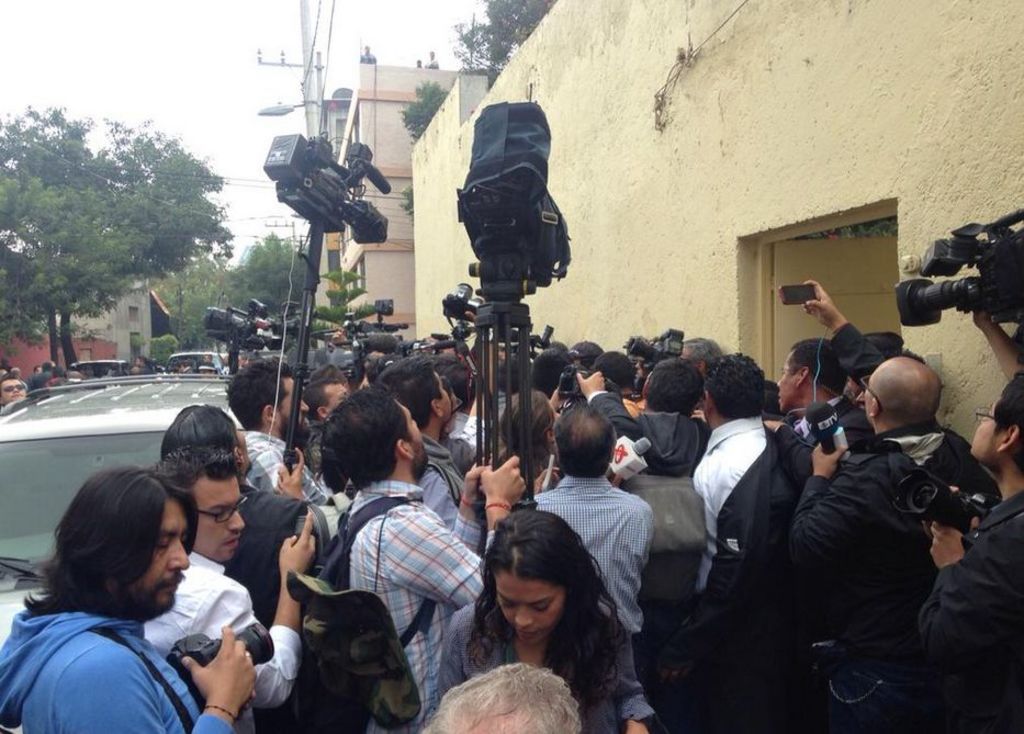 Decenas de reporteros se encuentran a las afueras del Panteón Israelita. (Twitter)