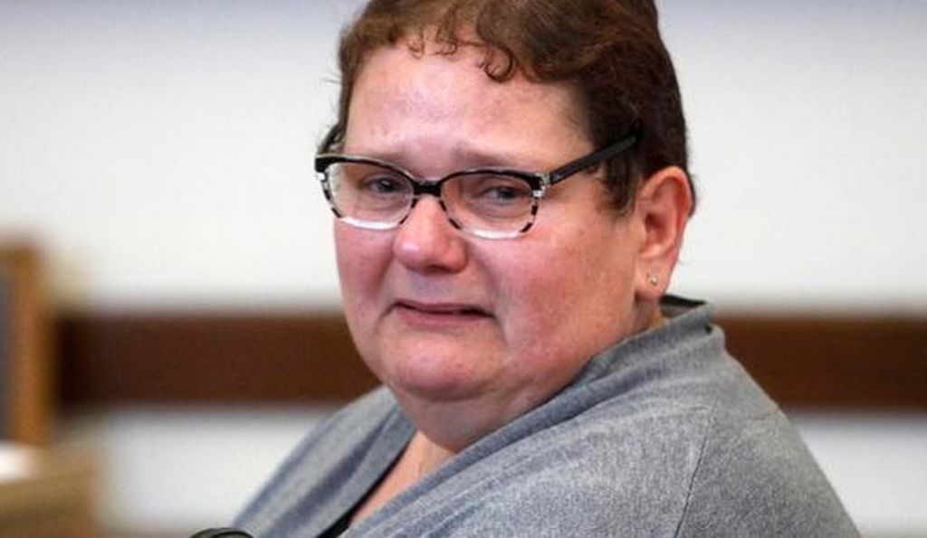 El jurado presentó su veredicto, el cual fue de la mitad del período de 18 años de cárcel que los fiscales habían solicitado para Dominique Cottrez, una mujer casada de 51 años.