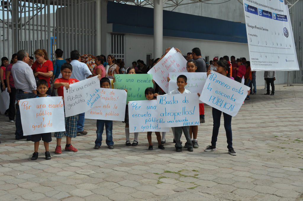 Unión. Pequeños estudiantes se unieron al movimiento de los maestros de la CNTE que organizaron en Torreón. (EL SIGLO DE TORREÓN)