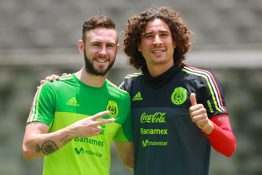Miguel Layún y Guillermo Ochoa durante un entrenamiento de la Selección Mexicana. Seleccionados exigen mejores condiciones