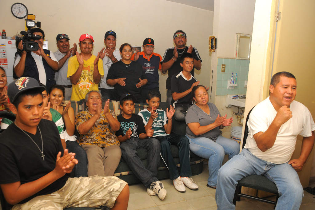 La familia de Manny Bañuelos vibró con el primer partido del lagunero en las Ligas Mayores. (Jesús Galindo)