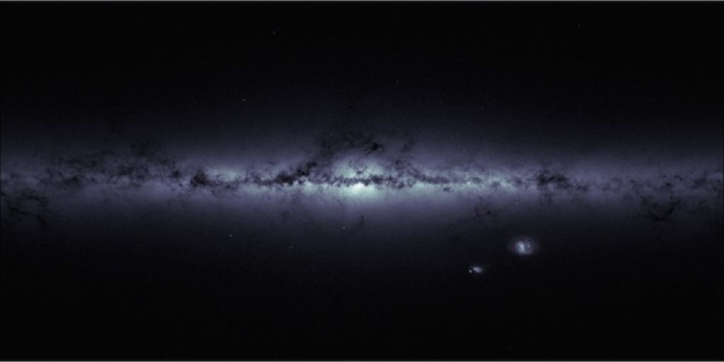 La imagen, en la que también aparecen las vecinas galaxias conocidas como Nubes de Magallanes, muestra la silueta de la Vía Láctea de perfil, de forma que las regiones más brillantes de la instantánea indican una mayor concentración de estrellas. (INTERNET)