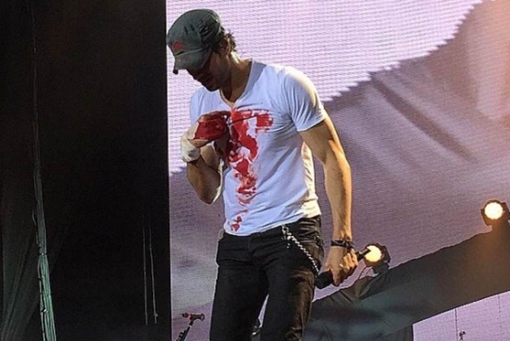 Ayuda. Las camisetas estarán a la venta además en la página oficial de Enrique Iglesias y en los conciertos que ofrecerá.