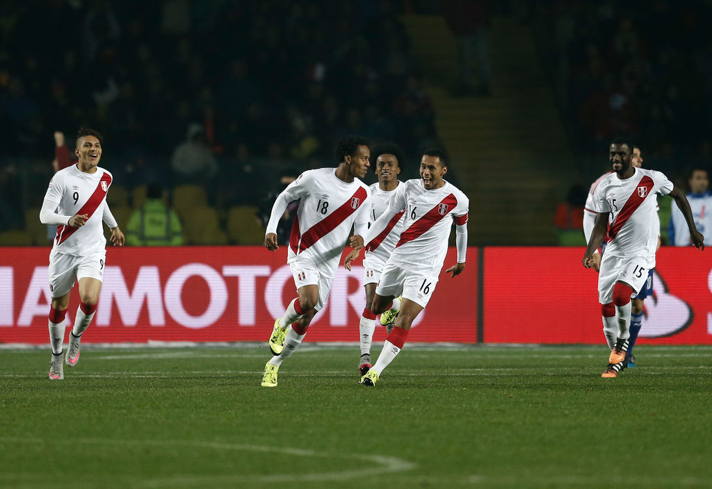 La selección de Perú hizo lo necesario para sacar el triunfo 2-0 sobre Paraguay y adjudicarse el tercer lugar de la Copa América 2015. (AP) 