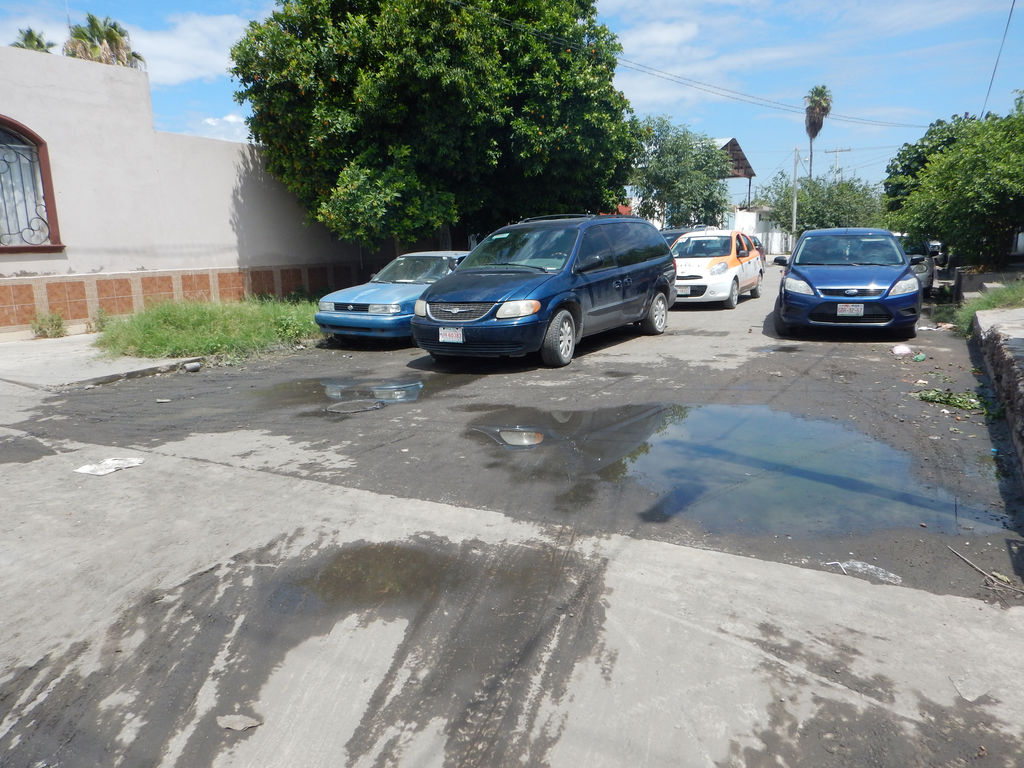 Problema. La gente se queja de las aguas negras que se desbordan por la avenida Vergel. (EL SIGLO DE TORREÓN)