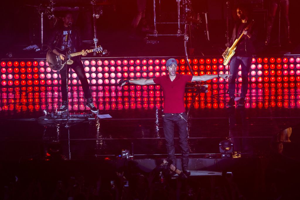 Enrique Iglesias ofreció el primer concierto que ofrece en México tras el accidente que sufrió durante su presentación Tijuana, donde se cortó los dedos con un drone. (Notimex)