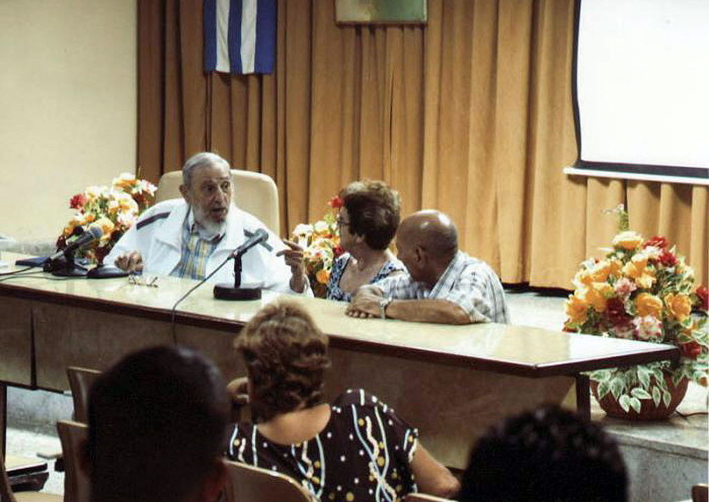 En las imágenes se ve al expresidente de Cuba vestido con chaqueta blanca deportiva y camisa de cuadros, sentado en la mesa de cabecera de una sala de reuniones acompañado de dos funcionarias cubanas. (EFE)

