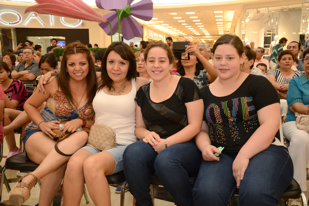 Mayela, Marisol, Nelly y Andrea.