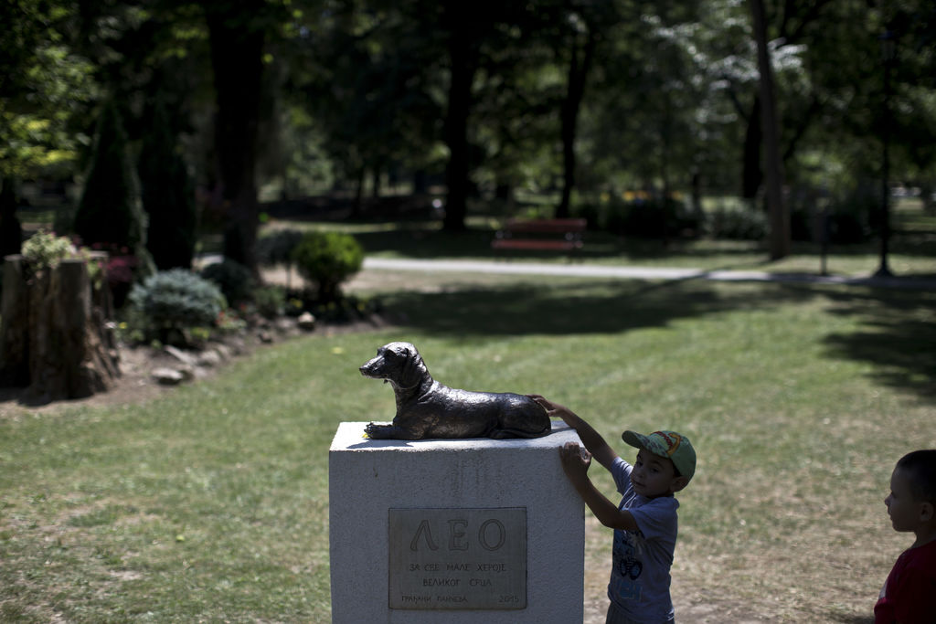 Hace dos semanas se erigió una estatua de bronce de tamaño real de Leo en honor al perro. (AP)