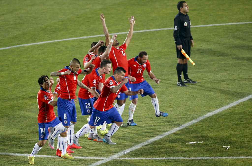 Chile es el campeón de la Copa América por primera vez tras vencer a Argentina 4-1 en ronda de penales, luego de 120 minutos sin goles. (EFE)
