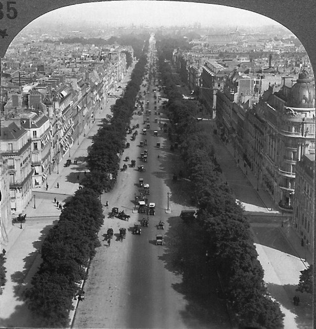 Vista panorámica de la elegante avenida de los Campos Elíseos a principios del siglo XX. A la derecha, se aprecia el desaparecido Hotel Astoria con su cúpula negra, donde Porfirio Díaz vivió la mayor parte de su exilio en París.
