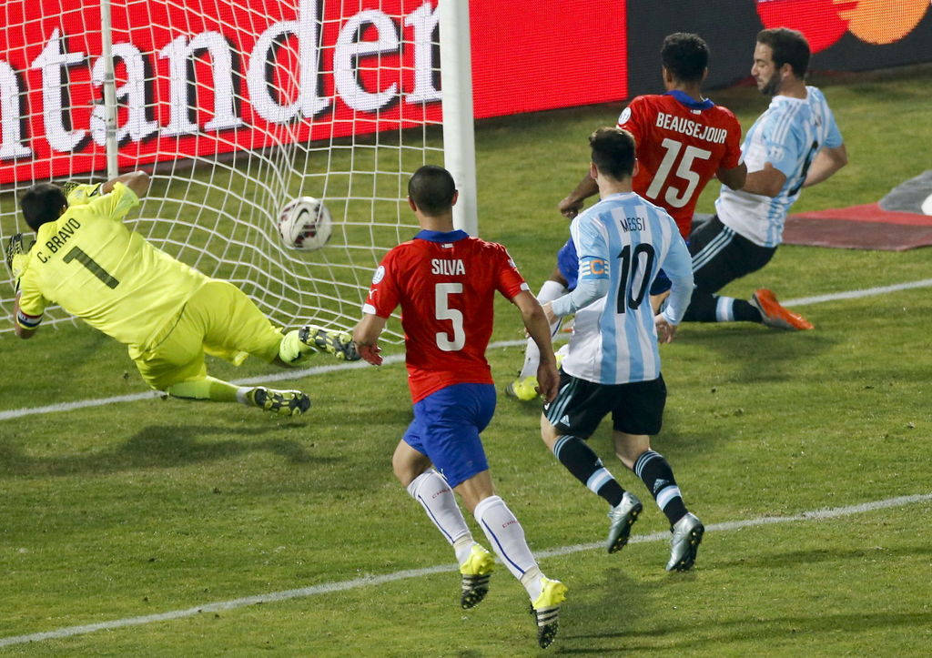 Sobre el tiempo, un contragolpe vertiginoso que Ezequiel Lavezzi por izquierda mandó un balón a poste contrario donde Gonzalo Higuaín cerró, pero tarde, y su remate se escapó a un lado, para irse al alargue.