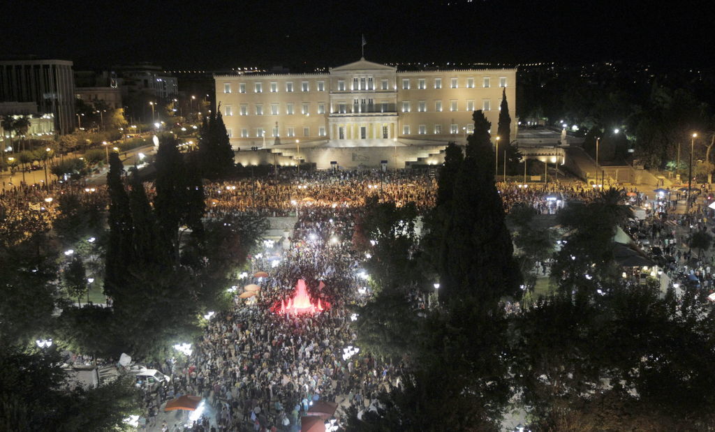 Unidos. Decenas de miles de griegos se reunieron en las afueras del edificio de gobierno para celebrar la victoria del 'no' en el referéndum que ayer domingo tuvo en vilo a toda Europa y el resto del mundo.
