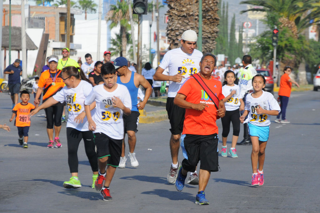 Sensacional respuesta mostraron los corredores laguneros al llamado de la primera edición de la carrera atlética a beneficencia '1 y 5K Icadi', que se desarrolló ayer domingo por la mañana en la avenida Juárez. (Jesús Galindo)