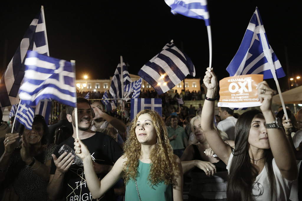 Felices.Miles de ciudadanos griegos salieron a las calles de las principales ciudades para celebrar el resultado de la consulta. (EFE)