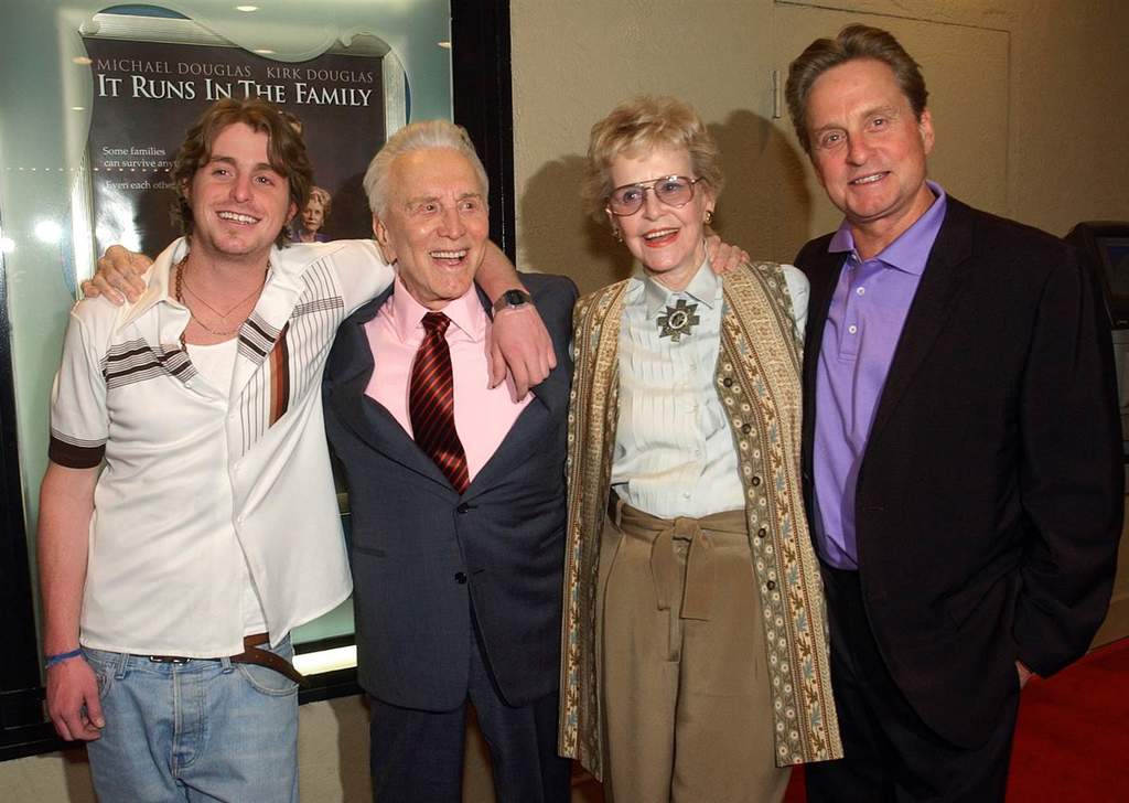 En familia. El hijo, el padre y la madre de Michael Douglas actuaron juntos en la película It Runs in the Family.