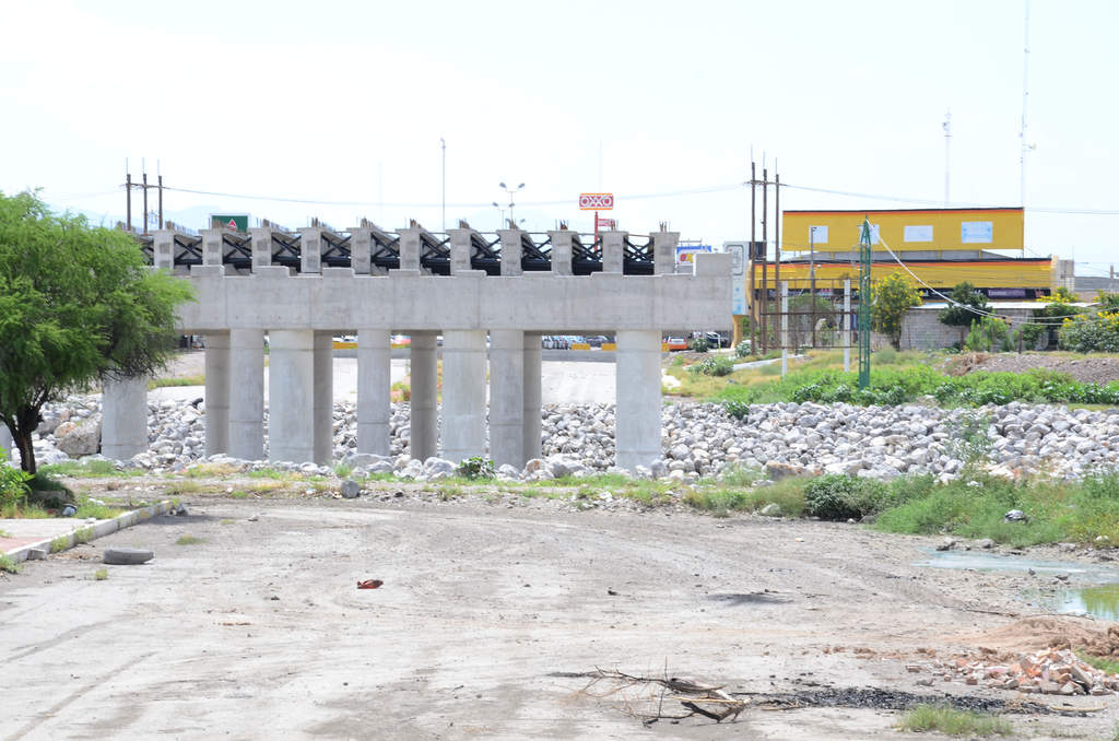 De acuerdo con el proyecto ejecutivo,  el puente mide 200 metros de largo y de ancho 20 metros. (FERNANDO COMPEAN)
