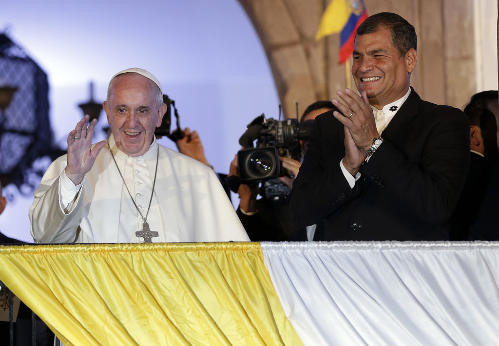 En segunda jornada de su gira, el Papa Francisco volvió a Quito, Ecuador, donde ofreció una visita de cortesía al Presidente Rafael Correa. (AP)
