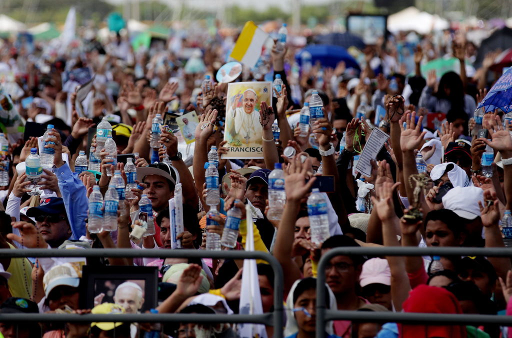 Alegría. Miles de personas esperan la bendición del Papa Francisco luego de una eucaristía en el Parque Samanes de Guayaquil.