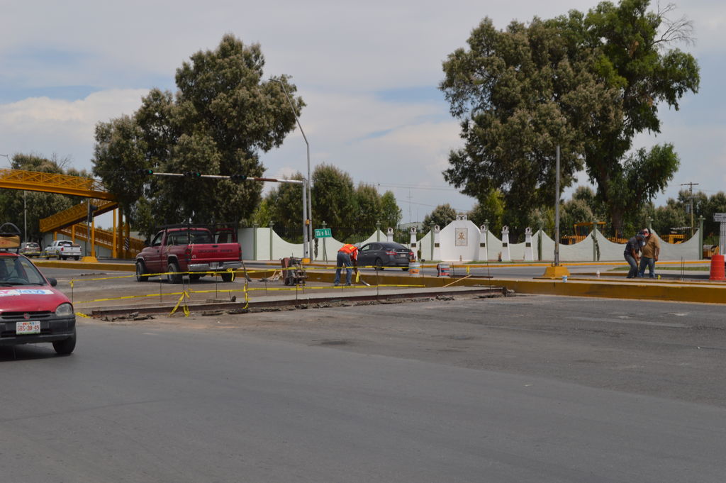 Más reductores. Ya se coloca una nueva línea de reductores de velocidad frente al Campo Militar en Torreón. (ROBERTO ITURRIAGA)