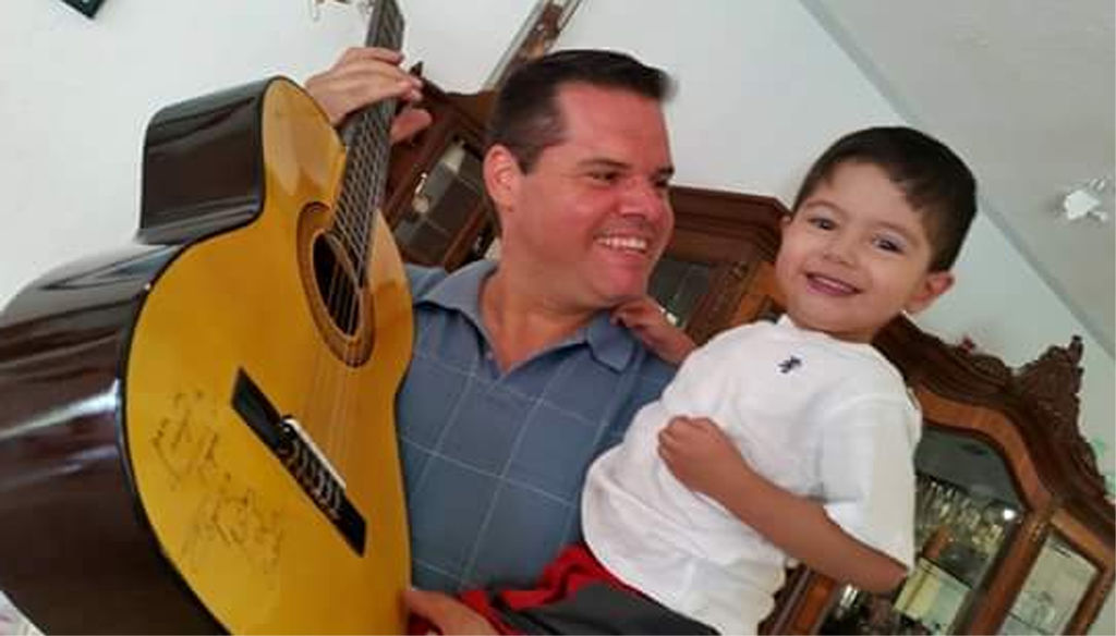 Ayuda. Javier Quintero fue 'conquistado' por Gabrielito, a quien le obsequió la guitarra que le regaló el cantante Espinoza Paz. (FACEBOOK)
