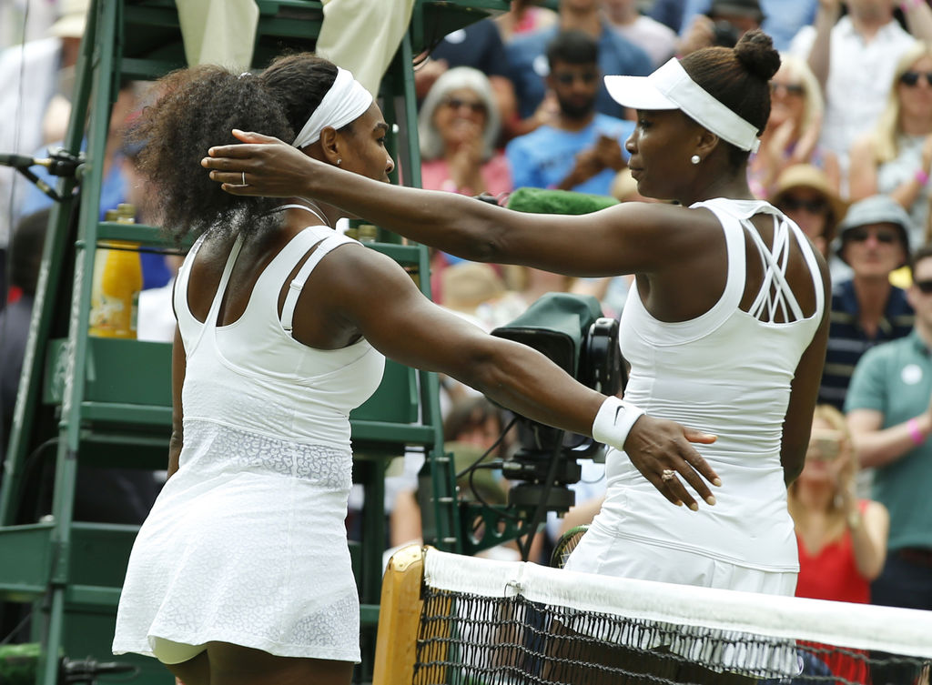 En tan sólo 1 hora con 8 minutos Serena Williams (izq) venció a su hermana Venus 6-4 y 6-3. (AP)