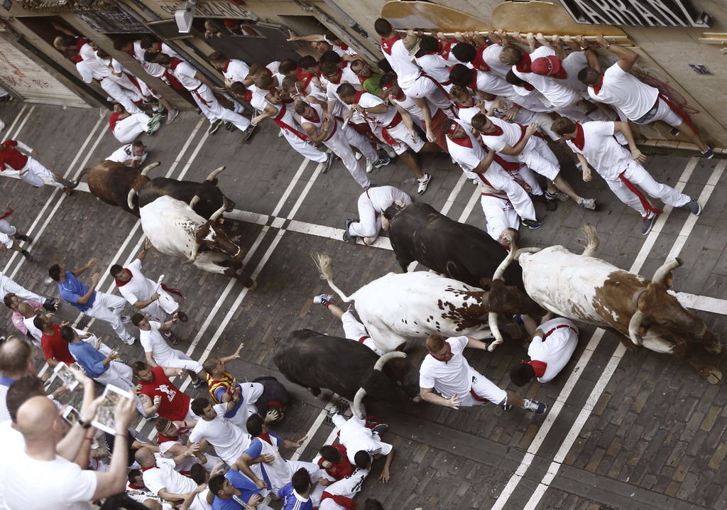 El primer encierro de las fiestas de San Fermín de este año duró algo más de dos minutos y registró una gran afluencia de corredores. (EFE)
