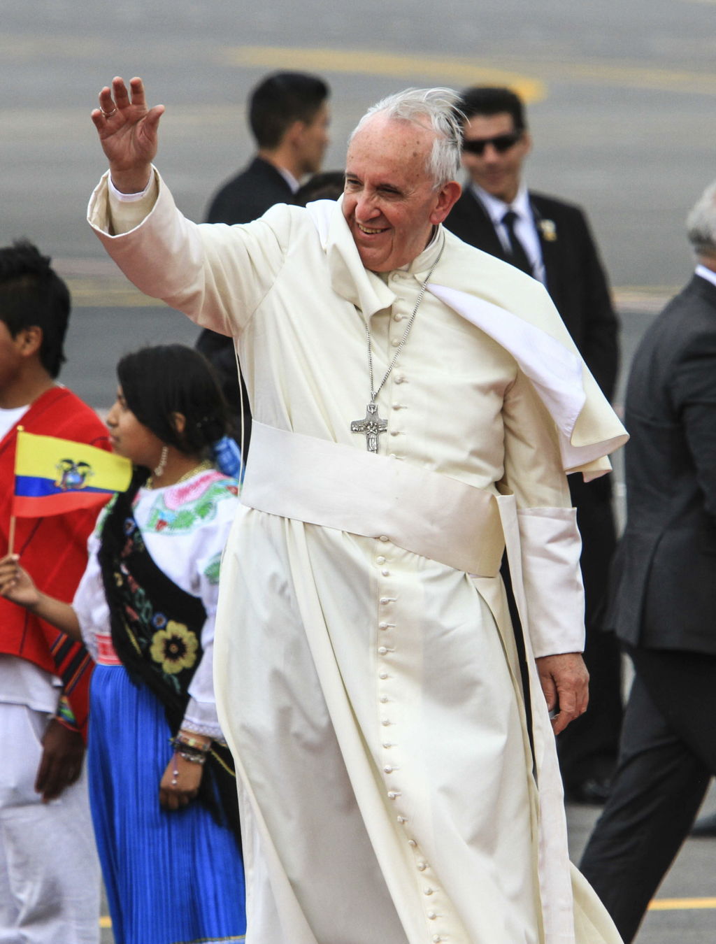 El Papa Francisco partió rumbo a Bolivia y luego a Paraguay, los otros destinos de su primera gira pastoral por América Latina. (EFE)