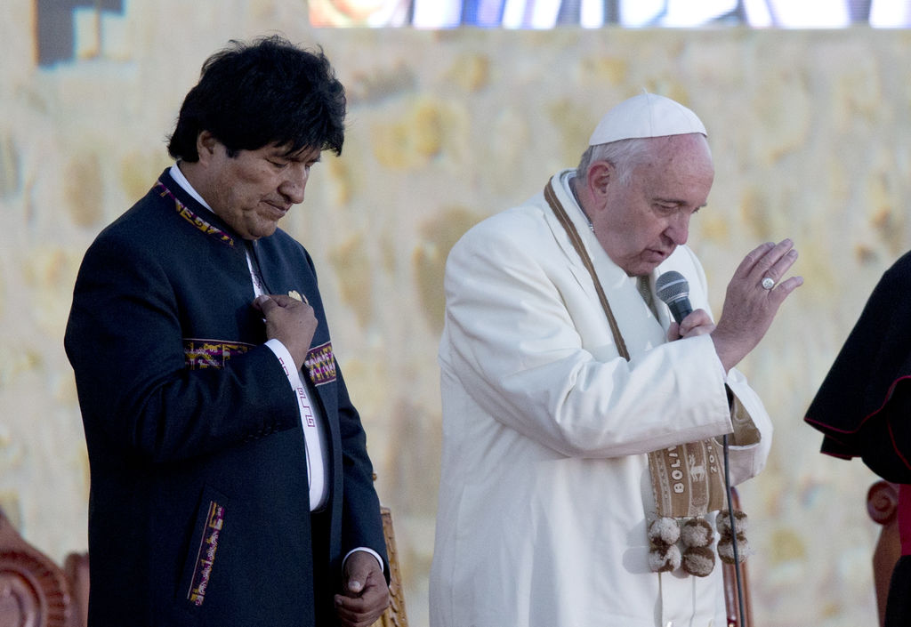 'Quien traiciona a un pobre, traiciona a Cristo. En tiempos de cambio, quien traiciona a un pobre, traiciona al papa Francisco', dijo el presidente boliviano, tras destacar que el país recibe con los brazos abiertos al 'papa de los pobres'. (AP)