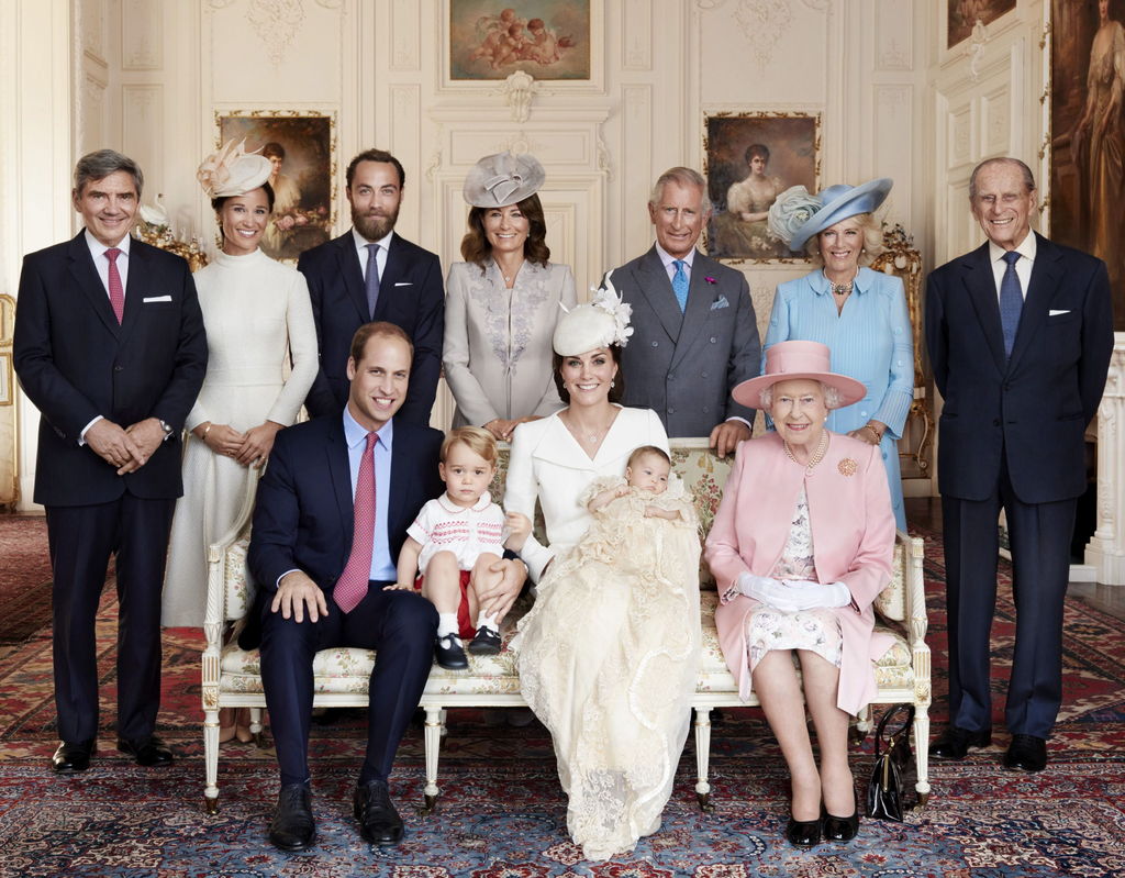 Destaca entre las imágenes la foto grupal, donde aparece la familia real británica tras el bautizo de la princesa Carlota. (EFE)