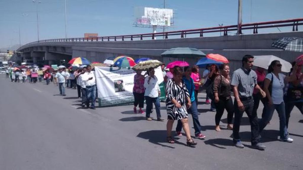Durante la manifestación los profesores lanzaron consignas como 'Peña Nieto, burro', 'Esta Reforma es Laboral no Educativa' y 'Si se trata de evaluar por Peña Nieto hay que empezar', entre otras. (EL SIGLO DE TORREÓN)