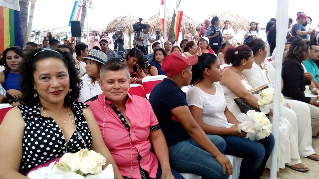 Un total de 20 parejas del mismo sexo protagonizaron la primera boda gay en Guerrero; el Gobernador Rogelio Ortega fue padrino del evento. (TWITTER)