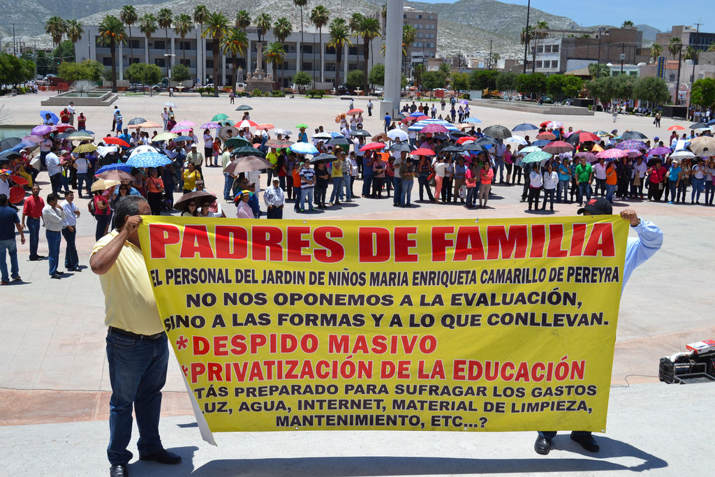 Se suman. Docentes y padres de familia se suman a las marchas contra de la Reforma Educativa. (EDITH GONZÁLEZ)