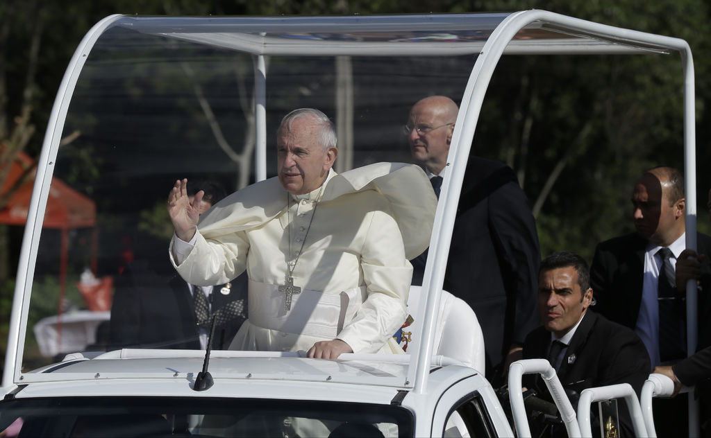 El Papa Francisco fue trasladado en un vehículo que fue utilizado en 1988 por Juan Pablo II, durante su visita a Paraguay. (AP)