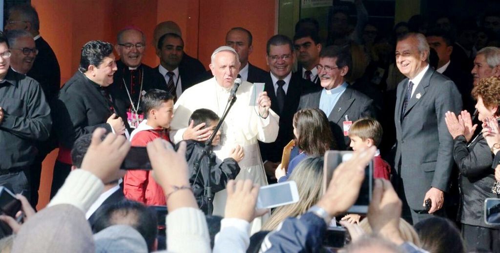 Juan Pablo Careaga,  fue uno de los menores bendecidos hoy por el papa en un hospital pediátrico del Gran Asunción. (EFE)
