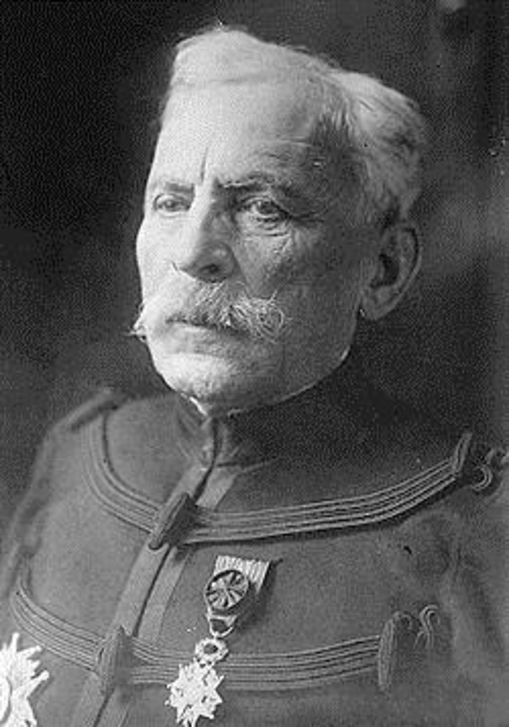 General Gustave Leon Niox. En París, honores a Porfirio Díaz.