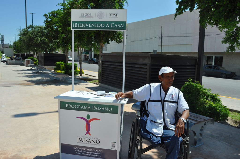 Trabajo. En su módulo de Programa Paisano, ubicado en la Plaza Mayor, Ramón da información. (GUADALUPE MIRANDA)