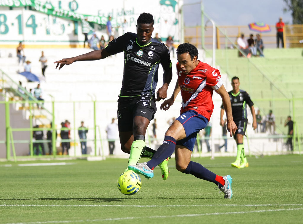 Djaniny Tavares pelea un balón con el defensa de los Tiburones Rojos Leobardo López durante el partido amistoso entre Santos y Veracruz. (José Antonio Rodríguez)