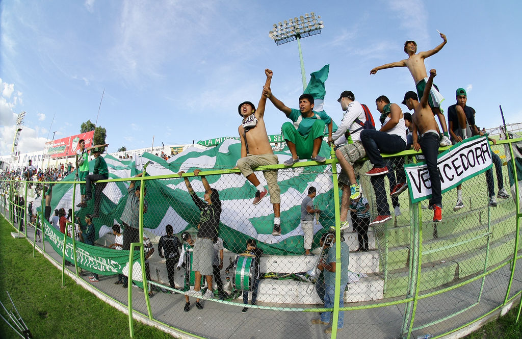 Algunos aficionados santistas hicieron el viaje para apoyar al campeón del futbol mexicano. (José Antonio Rodríguez)