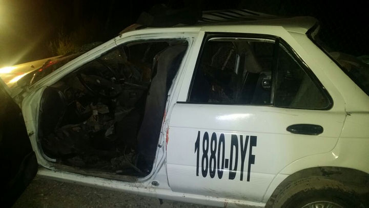 Fatal. El taxi recibió el impacto en su costado derecho, tan fuerte que dos murieron en el lugar del accidente.