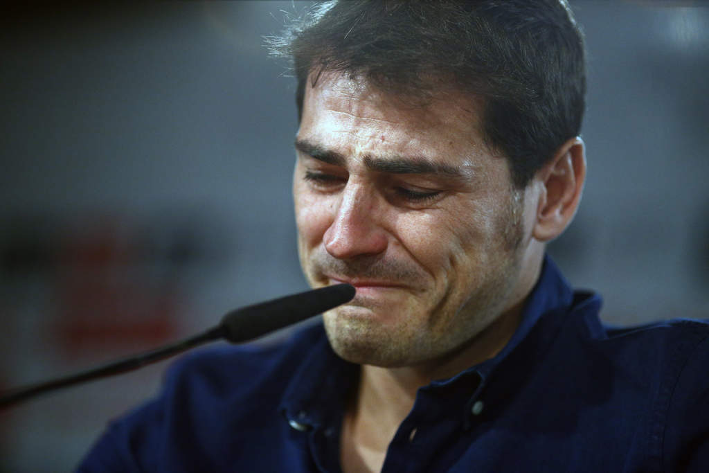 El arquero del Real Madrid, Iker Casillas, rompió en llanto en la conferencia de prensa donde anunció su salida del club. (AP)