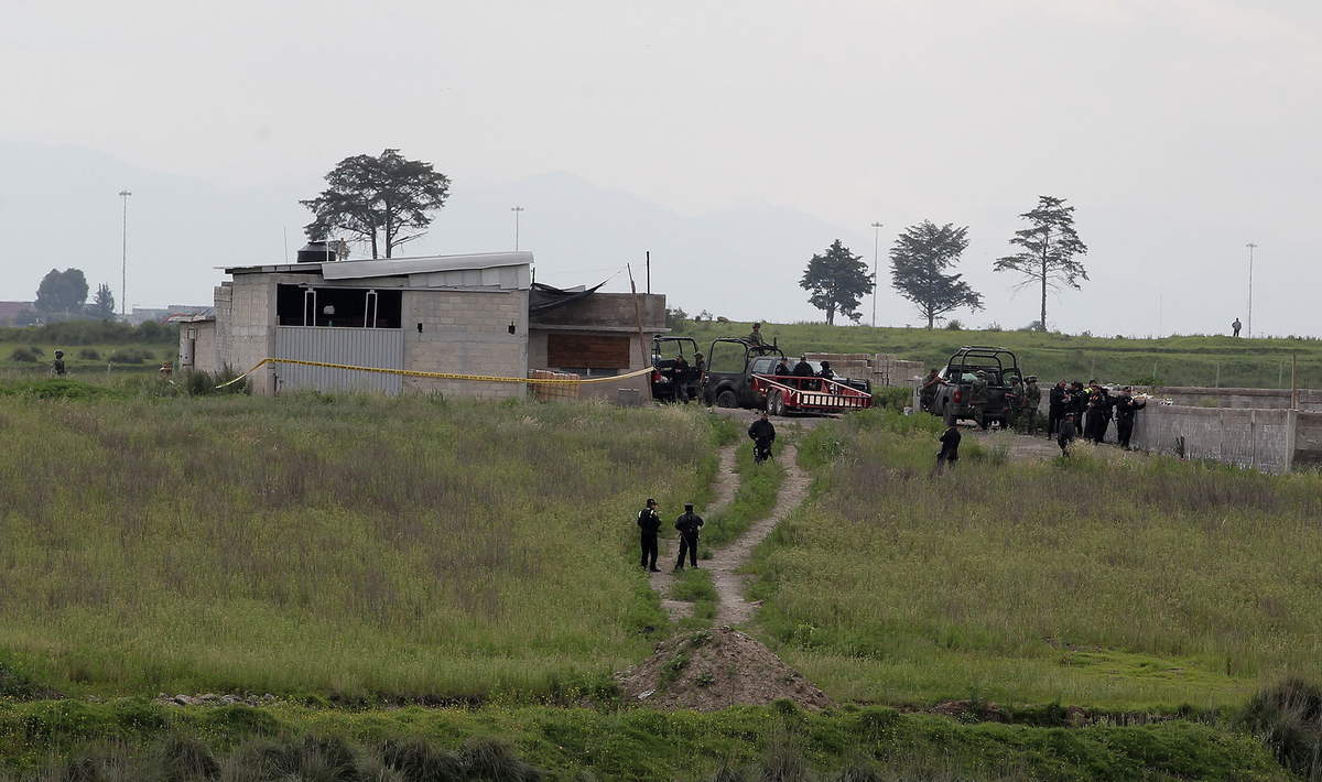 Por los caminos de terracería tuvo que salir supuestamente el famoso capo, aunque nadie vio, oyó ni quiere decir nada más. (EFE)