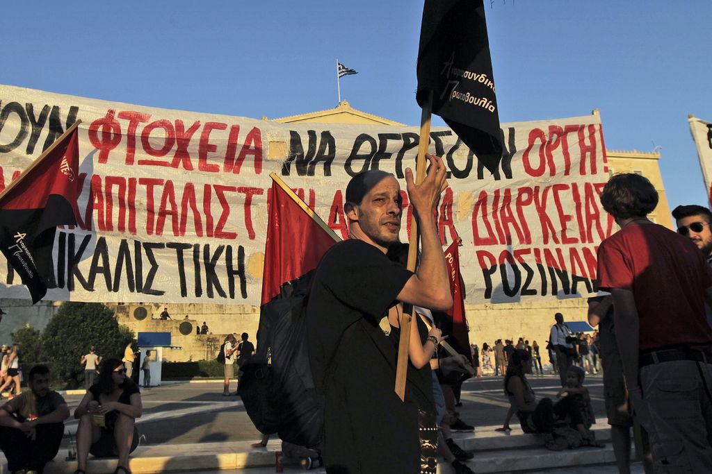 Rechazo. La propuesta no ha sido aceptada por el parlamento griego. En la imagen se observan mantas de rechazo.