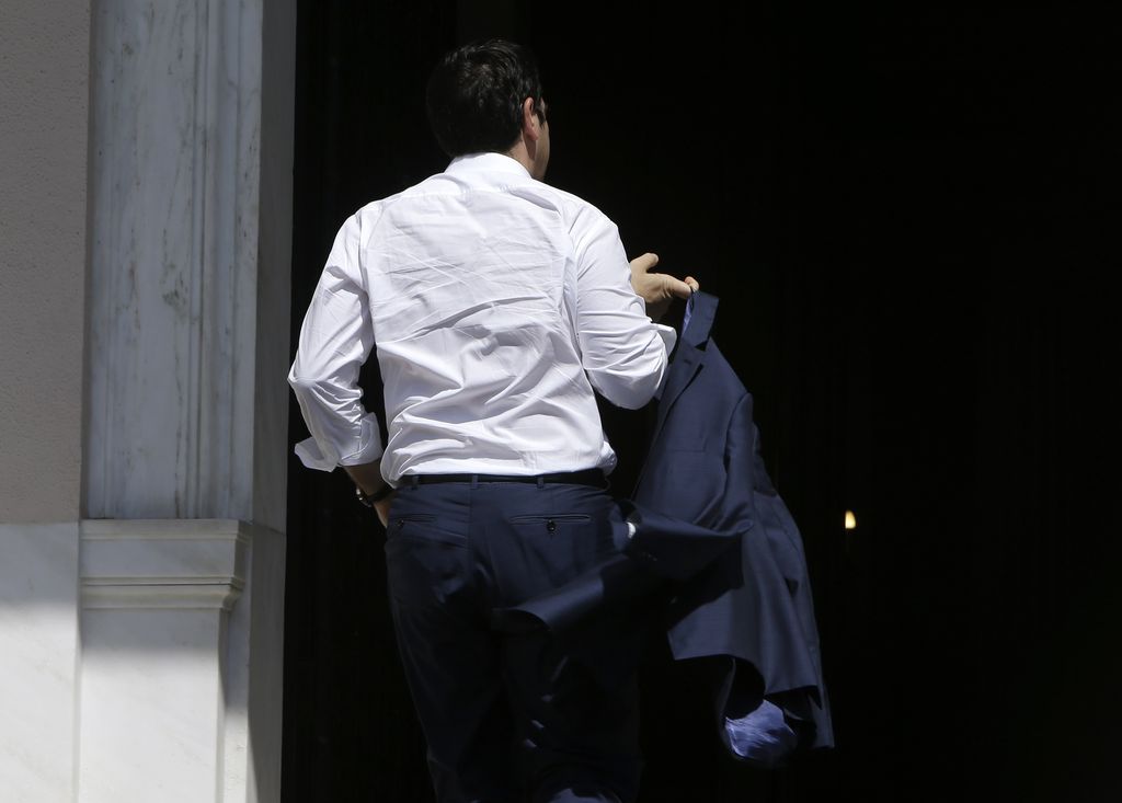 Acreedores. Alexis Tsipras, primer ministro griego al momento de entrar a la mesa de negociación con la Unión Europea. 