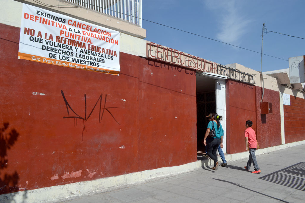 Protesta. Escuelas como la primaria Bruno Martínez colocaron lonas en contra de la Reforma. (ANGÉLICA SANDOVAL)