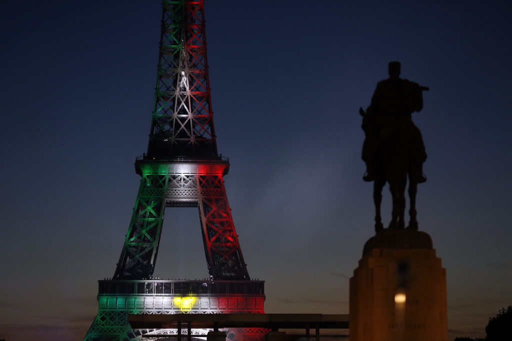 La Torre Eiffel se iluminó con los colores de la bandera mexicana. (EFE)
