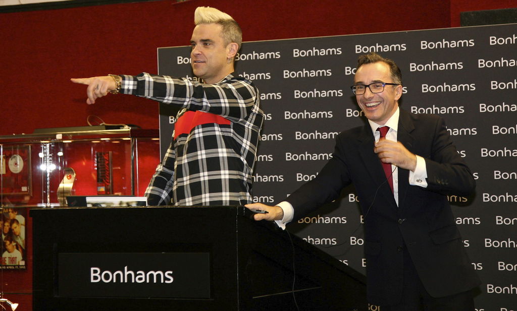 Robbie Williams encabezó la subasta de artículos de sus videos y manuscritos. (EFE)